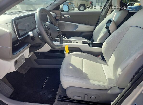 KMHM54AC3PA041533 2023 HYUNDAI IONIQ Silver Widok wnętrza z przodu
