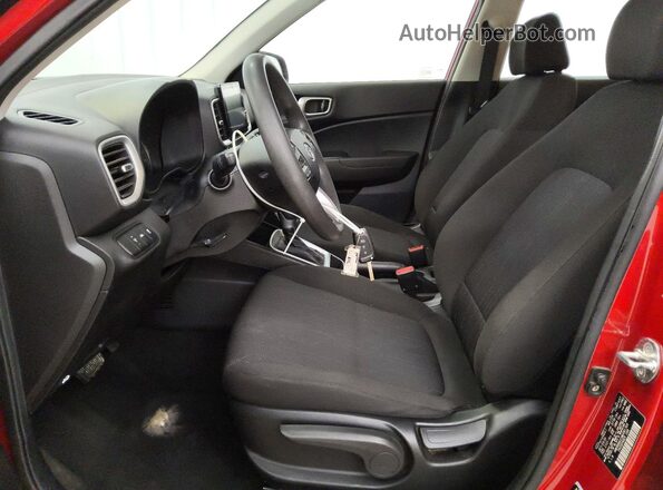 KMHRB8A31MU081769 2021 HYUNDAI VENUE Red Widok wnętrza z przodu