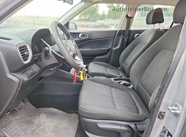 KMHRB8A31MU096899 2021 HYUNDAI VENUE Silver წინა სალონის ხედი