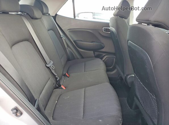 KMHRB8A37LU032641 2020 HYUNDAI VENUE Silver Widok tylnych siedzeń