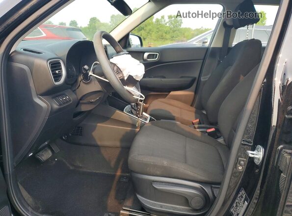 KMHRB8A38LU028419 2020 HYUNDAI VENUE Черный Вид салона спереди