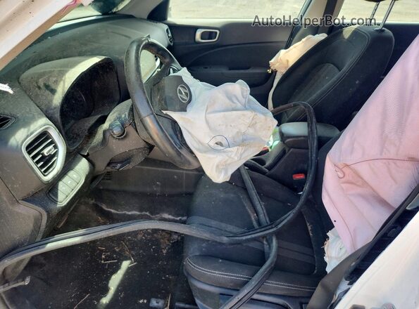 KMHRC8A30NU176385 2022 HYUNDAI VENUE White წინა სალონის ხედი
