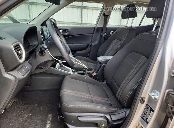 KMHRC8A30PU272973 2023 HYUNDAI VENUE Silver Սալոնի դիմացի տեսք