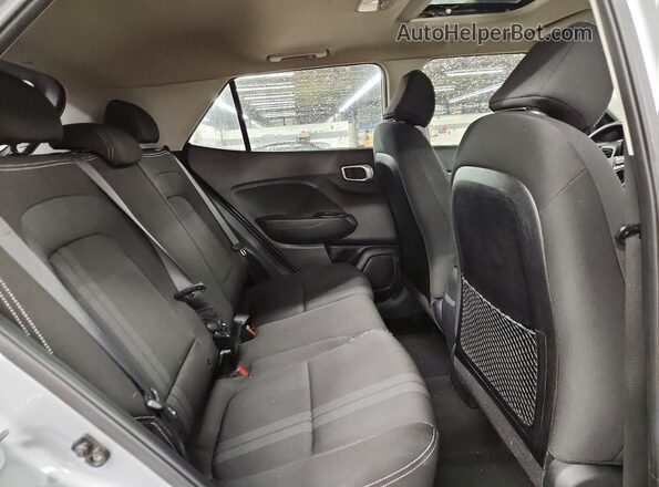 KMHRC8A31LU029960 2020 HYUNDAI VENUE Silver Widok wnętrza z tyłu