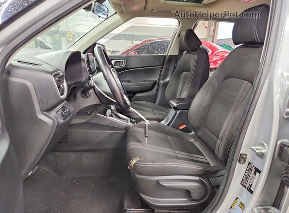 KMHRC8A31LU029960 2020 HYUNDAI VENUE Silver Widok wnętrza z przodu