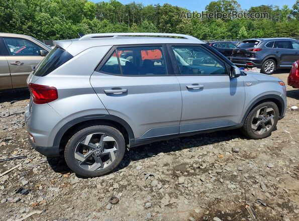 KMHRC8A32NU189381 2022 HYUNDAI VENUE Silver Widok z tyłu