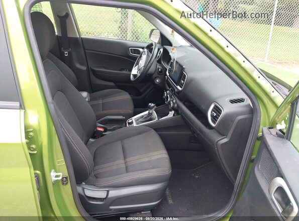 KMHRC8A32PU252434 2023 HYUNDAI VENUE Зеленый Вид салона спереди