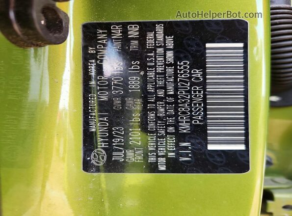 KMHRC8A32PU276555 2023 HYUNDAI VENUE Green VIN კოდის სტიკერის ხედი