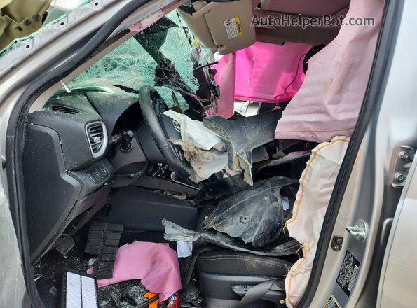 KMHRC8A32RU309492 2024 HYUNDAI VENUE Silver Front interior view
