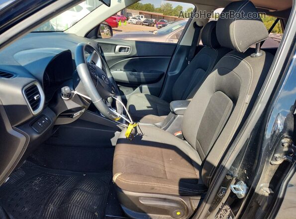 KMHRC8A33LU016238 2020 HYUNDAI VENUE Черный Вид салона спереди