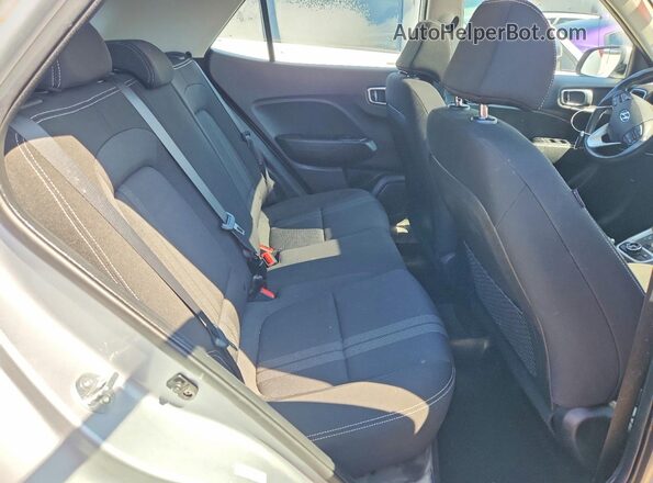 KMHRC8A33LU033279 2020 HYUNDAI VENUE Silver უკანა სალონის ხედი
