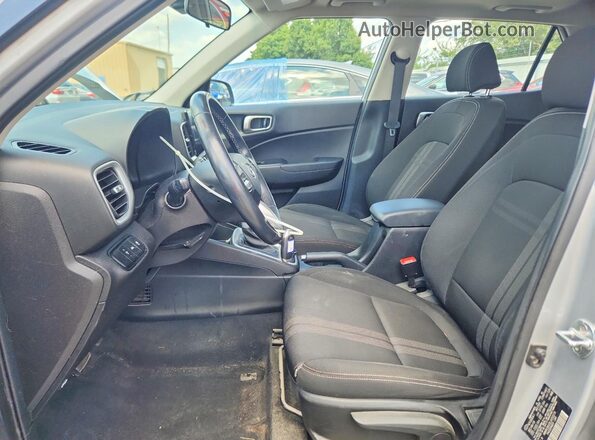 KMHRC8A33LU033279 2020 HYUNDAI VENUE Silver წინა სალონის ხედი