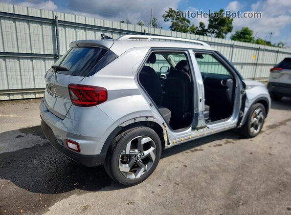 KMHRC8A33MU099896 2021 HYUNDAI VENUE Серебряный Задняя правая четверть