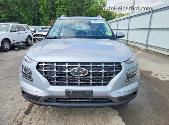 KMHRC8A33MU099896 2021 HYUNDAI VENUE Серебряный Вид спереди