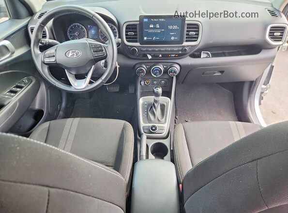 KMHRC8A33MU099896 2021 HYUNDAI VENUE Серебряный Вид панели приборов