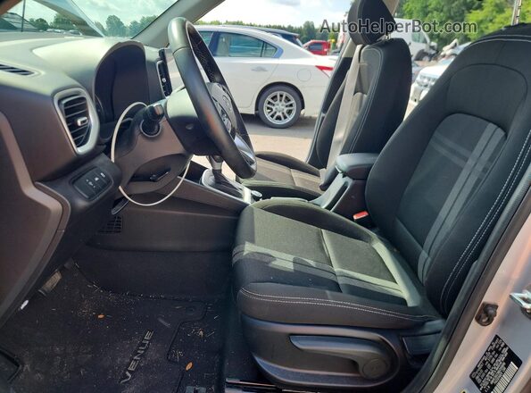 KMHRC8A33MU099896 2021 HYUNDAI VENUE Серебряный Вид салона спереди