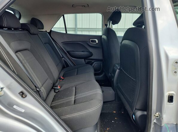 KMHRC8A33MU099896 2021 HYUNDAI VENUE Серебряный Вид задней части салона