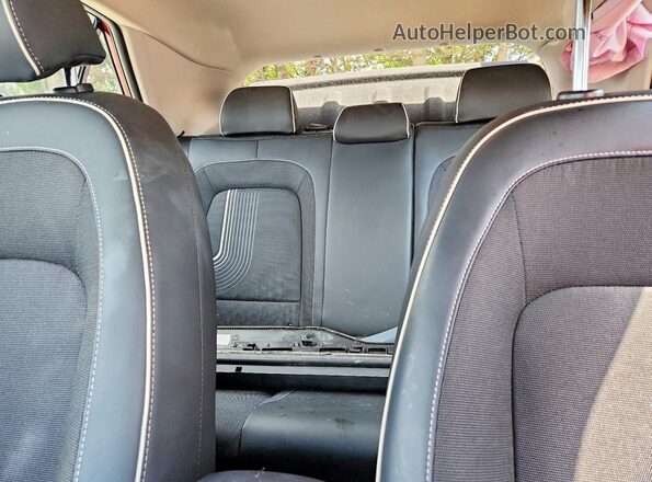 KMHRC8A33SU352440 2025 HYUNDAI VENUE Red Vista de los asientos traseros