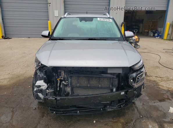 KMHRC8A34PU246456 2023 HYUNDAI VENUE Серебряный Вид спереди