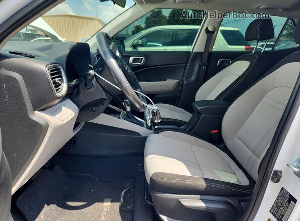 KMHRC8A35TU425860 2026 HYUNDAI VENUE White წინა სალონის ხედი