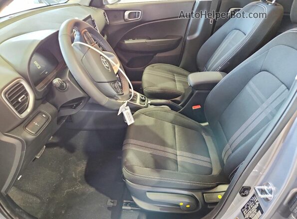KMHRC8A35TU466005 2026 HYUNDAI VENUE Silver წინა სალონის ხედი