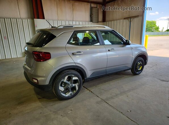 KMHRC8A35TU466005 2026 HYUNDAI VENUE Silver უკანა მარჯვენა