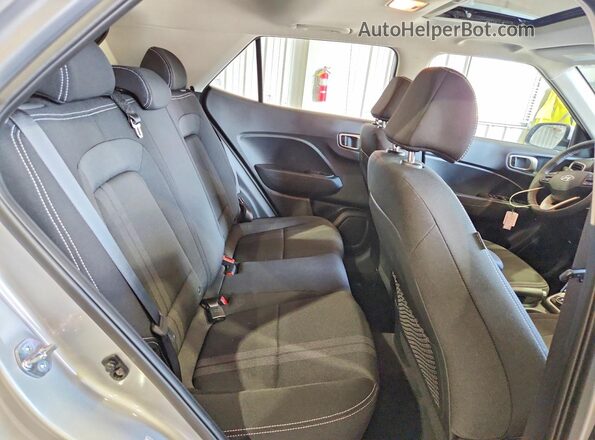 KMHRC8A35TU466005 2026 HYUNDAI VENUE Silver უკანა სავარძლების ხედი