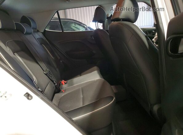 KMHRC8A36NU183700 2022 HYUNDAI VENUE White უკანა სალონის ხედი