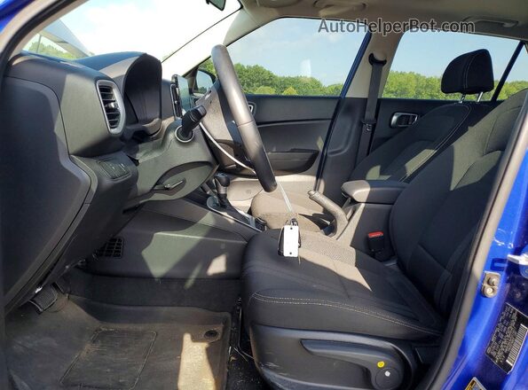 KMHRC8A36PU219517 2023 HYUNDAI VENUE Синий Вид салона спереди