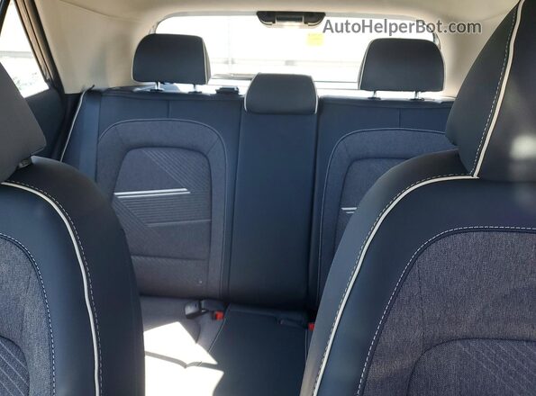 KMHRC8A36RU323881 2024 HYUNDAI VENUE Blue Rear seats view