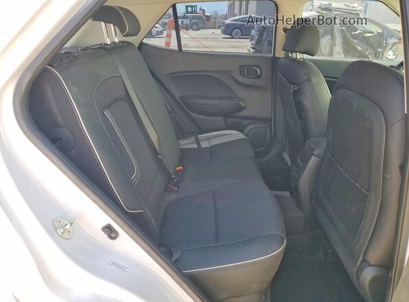 KMHRC8A36RU325971 2024 HYUNDAI VENUE White უკანა სალონის ხედი