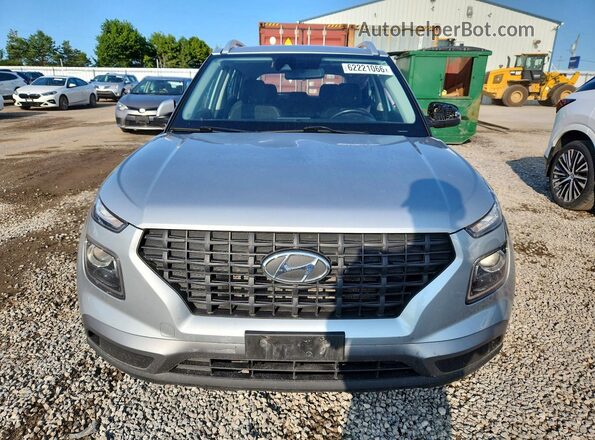 KMHRC8A38NU132845 2022 HYUNDAI VENUE Silver Widok z przodu
