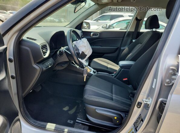 KMHRC8A39MU109718 2021 HYUNDAI VENUE Серебряный Вид салона спереди