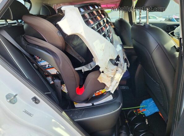 KMHRC8A39PU233945 2023 HYUNDAI VENUE White Vista interior trasera