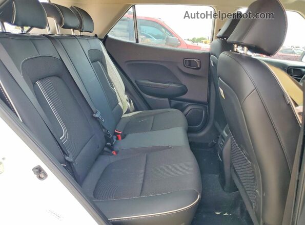 KMHRC8A39RU301681 2024 HYUNDAI VENUE White Հետևի նստատեղերի տեսք