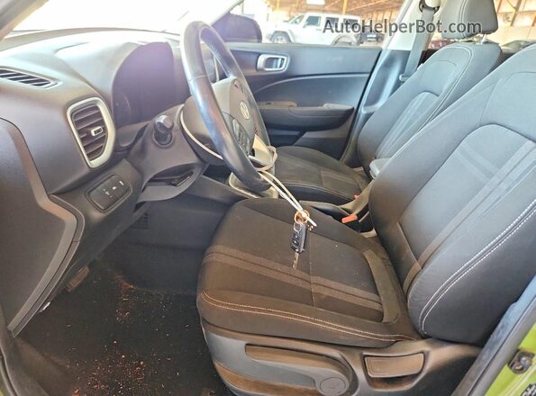 KMHRC8A3XNU178502 2022 HYUNDAI VENUE Green წინა სალონის ხედი