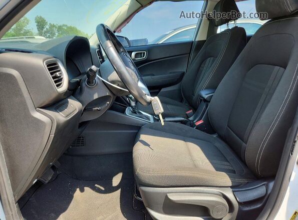 KMHRC8A3XPU209735 2023 HYUNDAI VENUE Белый Вид салона спереди