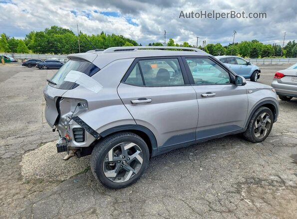 KMHRC8A3XRU306372 2024 HYUNDAI VENUE Silver Trasero derecho