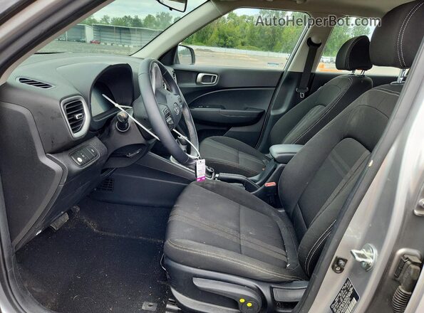 KMHRC8A3XRU306372 2024 HYUNDAI VENUE Silver Vista interior delantera
