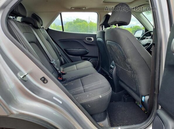 KMHRC8A3XRU306372 2024 HYUNDAI VENUE Silver Vista de los asientos traseros