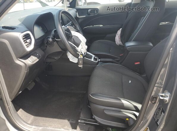 KMHRC8A3XRU315055 2024 HYUNDAI VENUE Gray Vista interior delantera