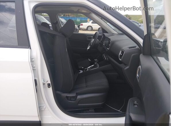 KMHRC8A3XTU455775 2026 HYUNDAI VENUE White Սալոնի դիմացի տեսք
