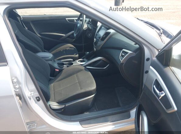 KMHTC6ADXHU309340 2017 HYUNDAI VELOSTER Silver Вид салону спереду
