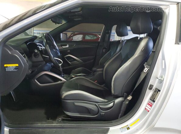 KMHTC6AE3GU264782 2016 HYUNDAI VELOSTER Silver Front interior view