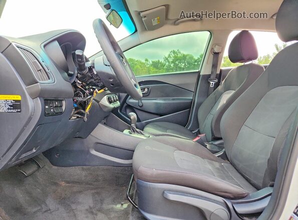 KNADM4A31G6639059 2016 KIA RIO White Widok wnętrza z przodu