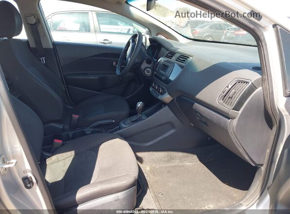 KNADM4A32H6025915 2017 KIA RIO Silver Вид салону спереду