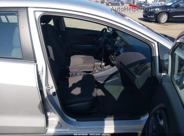 KNADM4A32H6071065 2017 KIA RIO Silver Вид салону спереду