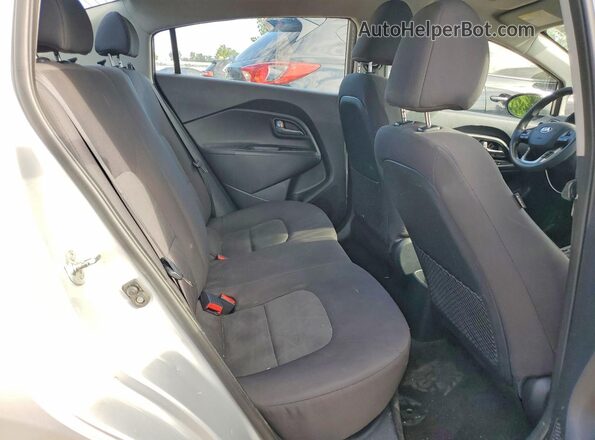 KNADM4A32H6112567 2017 KIA RIO Silver Widok tylnych siedzeń