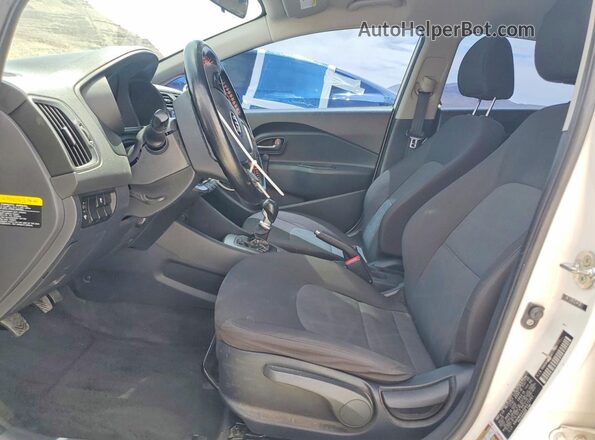 KNADM4A33G6575381 2016 KIA RIO White Widok wnętrza z przodu