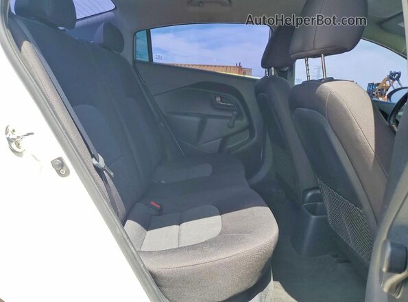 KNADM4A33G6575381 2016 KIA RIO White Widok tylnych siedzeń